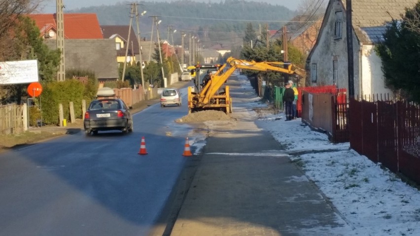 Olkusz. Na Długiej auta ślizgają się niczym na lodowisku