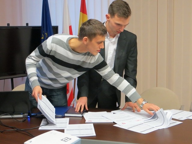 Oskar Suchodolski (z lewej) i Grzegorz Kuźniar opracowali projekt gruntownych zmian w MZK. Proszą radnych o pomoc przy jego wdrożeniu.
