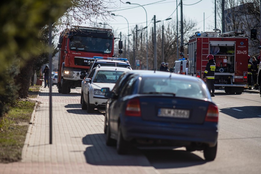 Białystok. Wypadek przy ul. Traugutta. Ciężarówka wjechała w skrzynkę gazową. Potrzebna była ewakuacja mieszkańców [ZDJĘCIA]