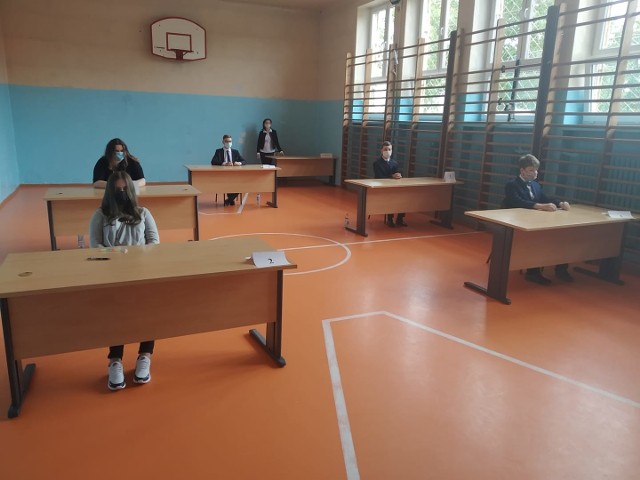 Uczniowie z Cukrówki przystąpili do egzaminu.