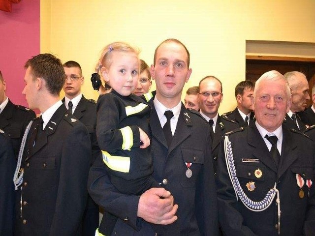 Alicja ma 3,5 roku. Dotąd na uroczystości strażackie rodzice (Patrycja i Piotr Lewandowscy) ubierali ją w stroje misia - maskotki OSP. Na sobotnią uroczystość Alicja dostała pierwszy mundurek. Na pewno też będzie strażakiem