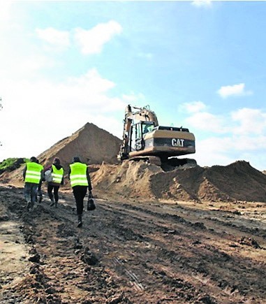 Góry śmieci pokryją się zieleniąPrace na składowiskach odpadów komunalnych w Strzegomianach (gm. Sobótka) i w Sulikowie (na zdjęciu) zostały już zakończone