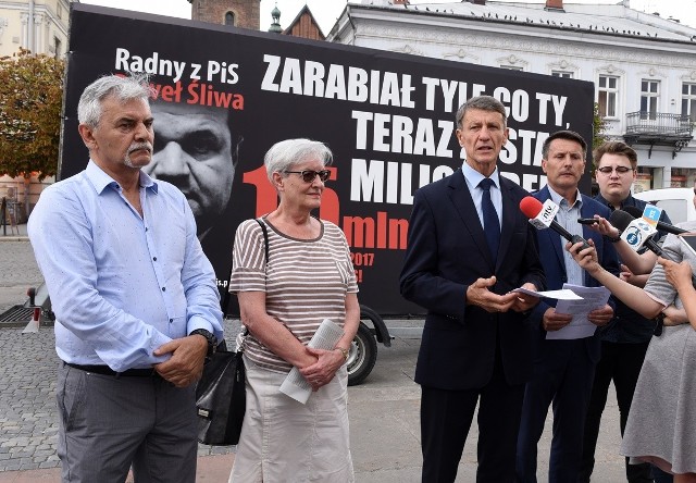 Edward Ucherski (od lew.), Anna Majka, Andrzej Czerwiński, Jacek Gwóżdź i Sylwiusz Stojda za nimi bilbord z Pawłem Śliwą