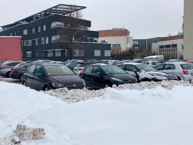 Jak przekonuje jeden z pacjentów, plac jest słabo odśnieżony, co powoduje problemy z poruszaniem się i parkowaniem samochodów obok przychodni.