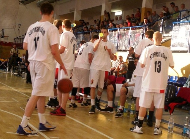 Zawodnicy Franz Astorii Bydgoszcz na znak solidarności z chorym kolegą Adamem Szopińskim założyli koszulki z jego nazwiskiem i numerem 13.