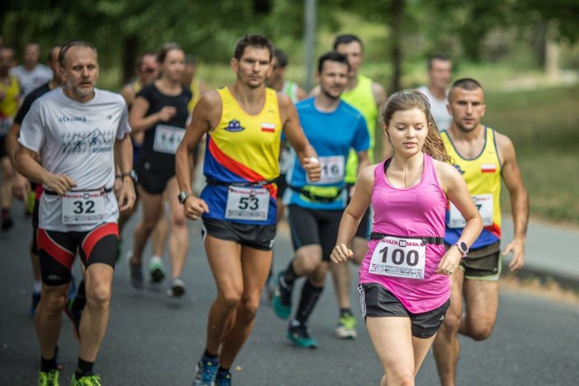 114 biegaczy i 30 chodziarzy nordic walking wystartowało w Praszkowskiej Dziesiątce. Biegały także dzieci. > Bieg na 10 km 1. Tomasz 	Juszczak (Tarnowskie Góry)2. Mateusz	Pawełczak	(Złochowice)3. Dominik	Sas	(Starokrzepice)4. Tomasz	Sosnowski	(Kłobuck)5. Szymon	Sobańtka (Strojec)> Nordic walking:1. Piotr Kilan (Iwanowice)2. Maciej Dróżdż (Praszka)3. Aneta Dmowska (Gwoździany)Organizatorem Praszkowskiej Dziesiątki jest LKS Basket Praszka, kierowany przez Tomasza Szymańskiego.