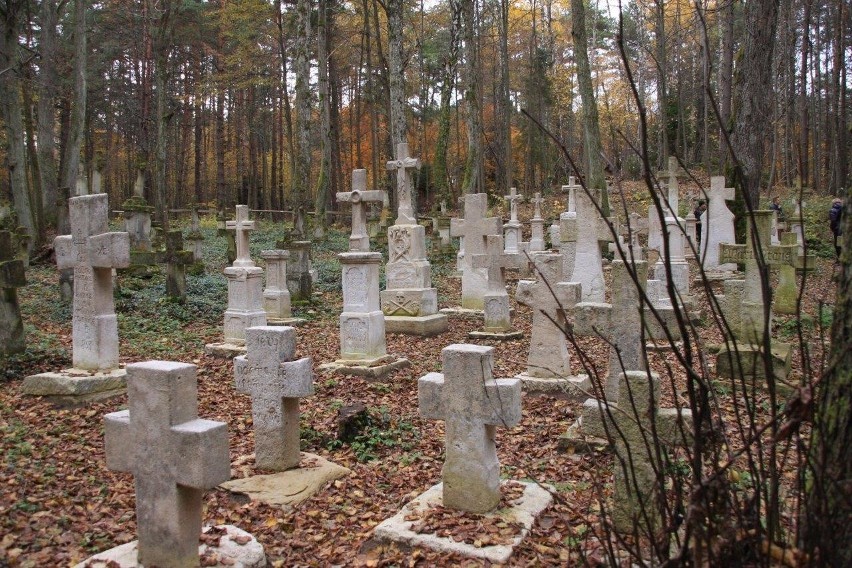 Cmentarz w Bruśnie Starym w trakcie renowacji nagrobków