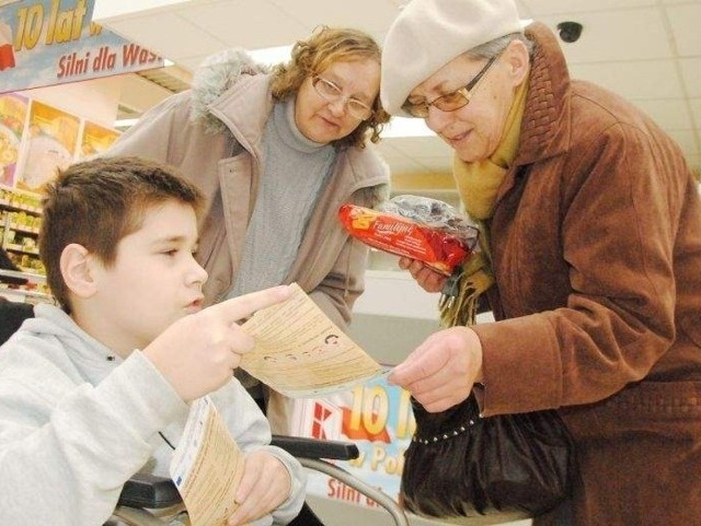 Adrian i babcia Ewa (w środku) w Kauflandzie wręczyli ulotkę m.in. Janinie Otwinowskiej