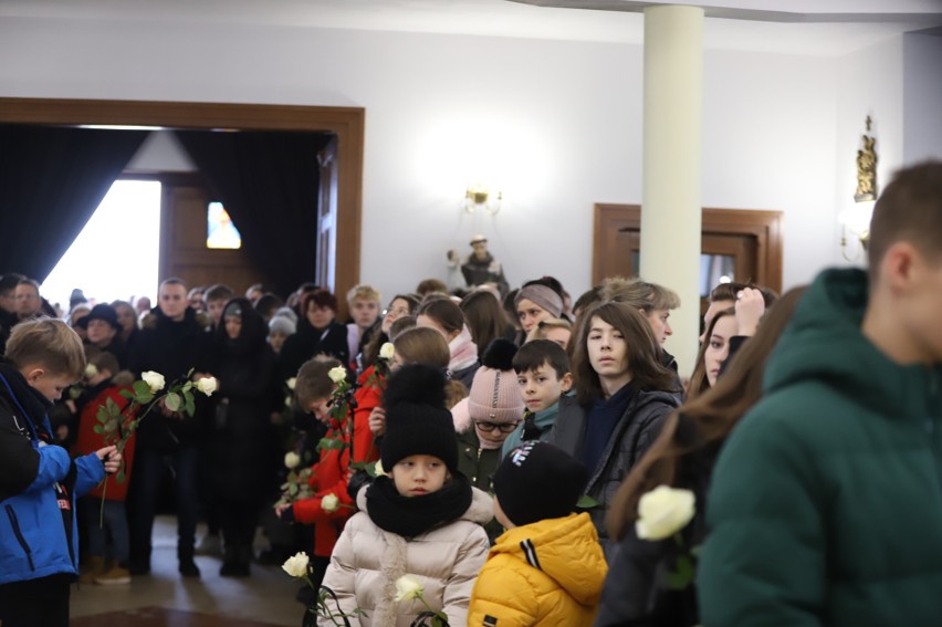 Pogrzeb Ewy Krajcarz w kościele w Domaszowicach. Uwielbianą dyrektor Zespołu Szkolno-Przedszkolnego w Cedzynie pożegnało mnóstwo osób