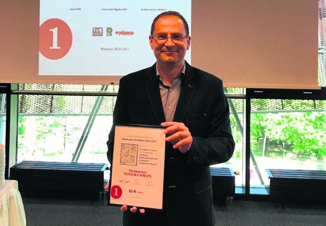 Michał Rejnowski, prezes zarządu firmy Totem.com.pl z dumą prezentuje certyfikat zaświadczający o pierwszym miejscu w rankingu