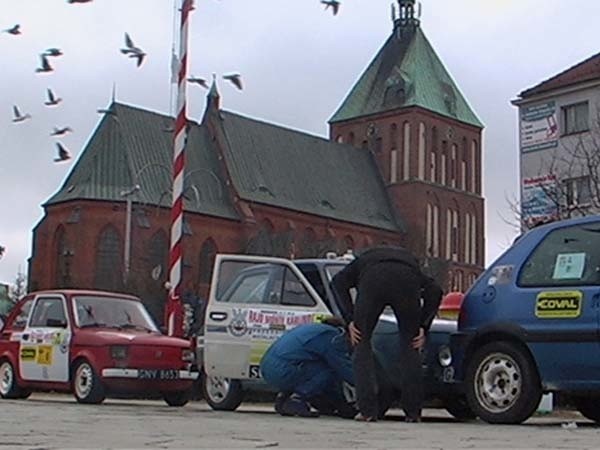 Na placu przed ratuszem można było zobaczyć także leciwe Fiaty 126p