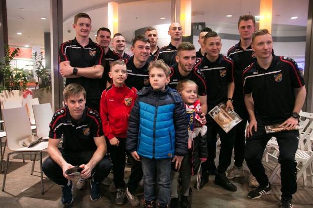 Po oficjalnej prezentacji Odry Opole był czas na rozmowy kibiców z piłkarzami oraz wspólne zdjęcia.