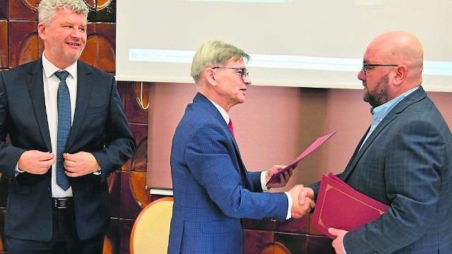 Prezes Uzdrowiska Romulad Michel (w środku) podpisuje umowę z wykonawcą Rafałem Idziaszkiem (z prawej), obok Jacek Pawłowicz, wiceprezes połczyńskiego kurortu 