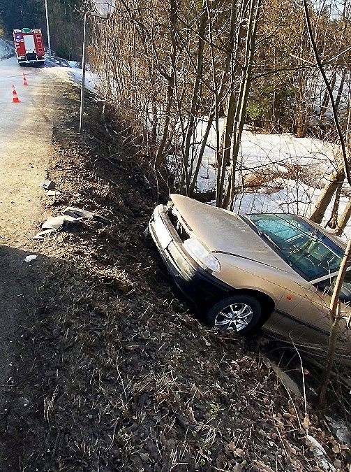 Siekierczyna. Fiat rozbity Opel w rowie. Strażacy w akcji