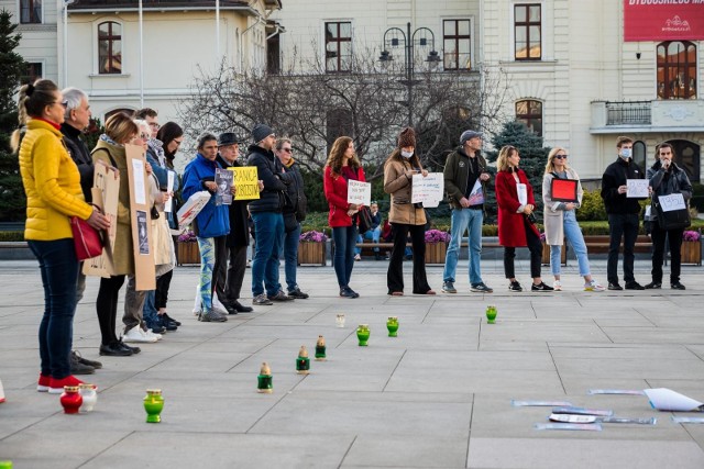 Kilkadziesiąt osób 31 października 2021 r. w Bydgoszczy wzięło udział w milczącym proteście na płycie Starego Rynku na znak sprzeciwu niehumanitarnemu traktowaniu uchodźców, którzy utknęli na białorusko-polskiej granicy, umierając w lasach