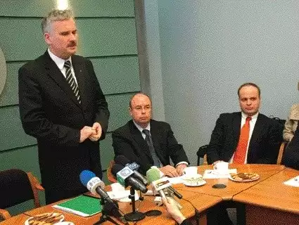 Od lewej: Dariusz Rutkowski prezes ZMPSiŚ, który informuje o podpisaniu listu intencyjnego oraz Michał Nowicki i Jerzy Kurella z PGNiG. 
