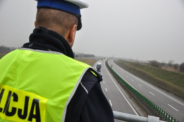 Trwa długi wielkanocny weekend. Nad bezpieczeństwem na drogach czuwają policjanci ruchu drogowego