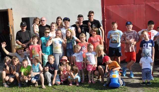 Dzieci w Mokrej zawsze czekają na festyn. Na zdjęciu z organizatorami i burmistrz Dorotą Łukomską.