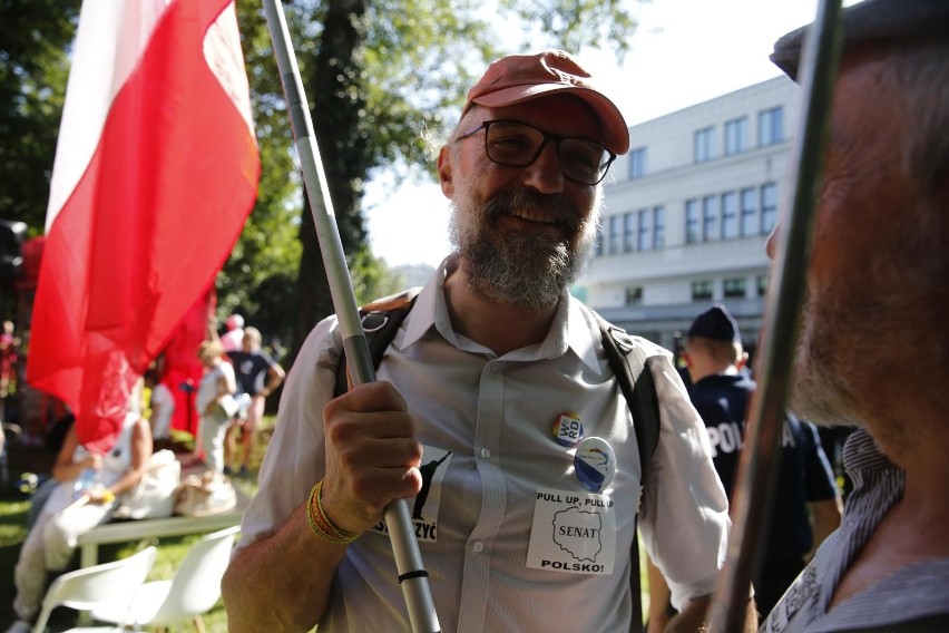 Protest w obronie sądów przed budynkiem Senatu w Warszawie