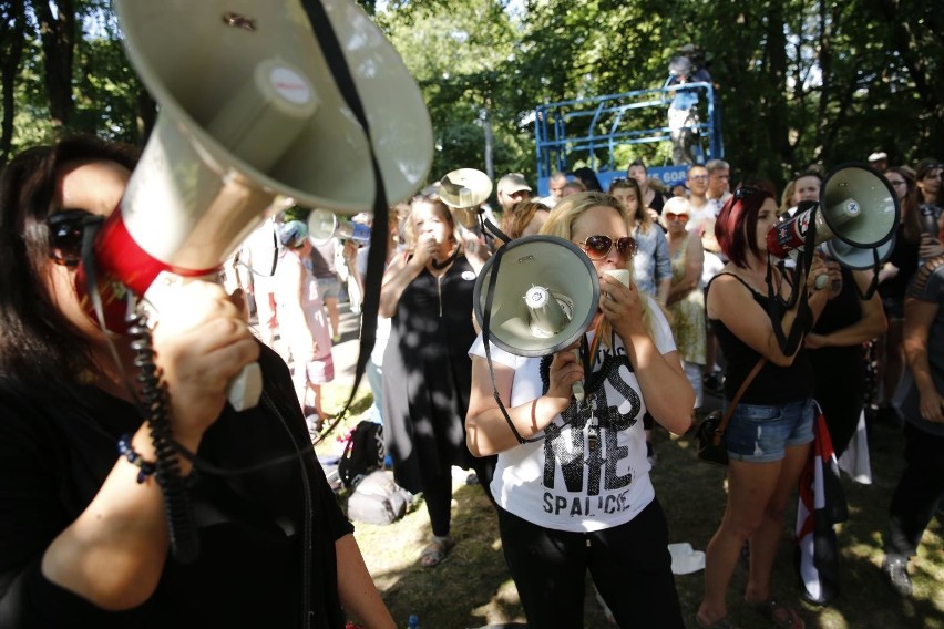 Protest w obronie sądów przed budynkiem Senatu w Warszawie