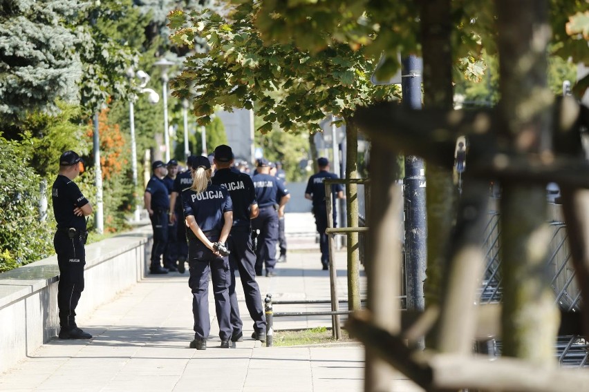 Protest w obronie sądów przed budynkiem Senatu w Warszawie