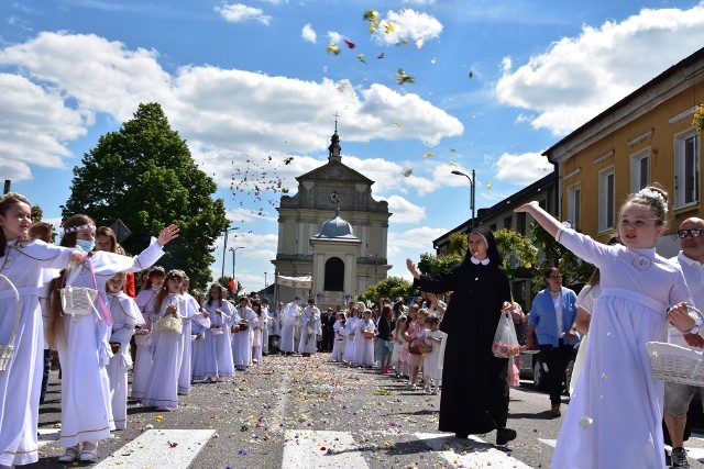 W czwartek 3 czerwca w uroczystość Najświętszego Ciała i Krwi Chrystusa, zwanym potocznie Bożym Ciałem świętował cały Chmielnik.  O godzinie 10 odbyła się uroczysta msza której przewodniczył ksiądz rektor Wyższego Seminarium Duchownego w Kielcach Paweł Tambor.  Po mszy świętej odbyła się wspaniała procesja ulicami miasta.Na kolejnych slajdach zobaczcie piękną procesję ulicami Chmielnika w Boże Ciało 2021