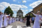 Piękna procesja Bożego Ciała w Chmielniku. Uczestniczyły w niej tłumy ludzi [ZDJĘCIA]