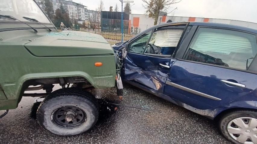 Wypadek trzech samochodów: wojskowego auta terenowego i...