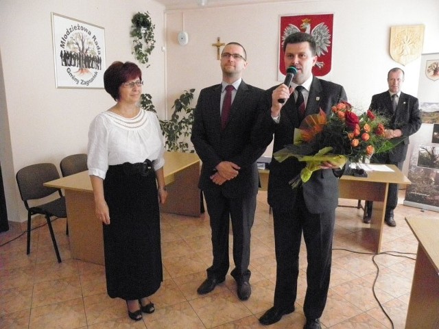 Wójt Szczepan Skorupski i przewodniczący rady gminy Wojciech Chłopek w czasie sesji absolutoryjnej uhonorowali kwiatami Grażynę Wawszczak, sołtysa Roku 2011.