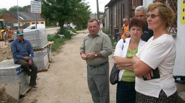 - Tu od dziesiątków lat są sklepy, czy punkty usługowe. Kto się przy nich zatrzyma, jeśli nie będzie podjazdów pod sklepy? &#8211; mówią ludzie spotkani na ulicy Zachęty w Przytyku.