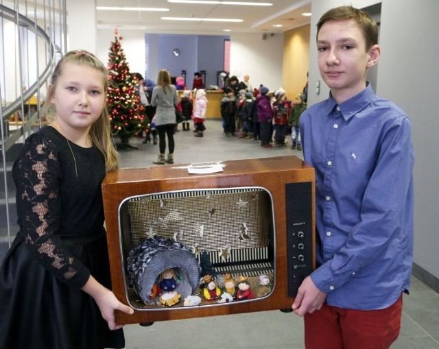 Zuzia i Kacper Henkielowie szopkę ze starego telewizora zrobili w jeden wieczór wspólnie z rodzicami. Ich oryginalna konstrukcja zwróciła uwagę niemal wszystkich uczestników przeglądu. 