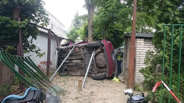 Do poważnego wypadku doszło w Łodzi w środę ok, godz. 13 na skrzyżowaniu ul. Podg&oacute;rnej z ul. Zbaraską.Według informacji drog&oacute;wki, fiat punto, kt&oacute;rym podr&oacute;żował 39-letni mężczyzna z 15-letnim synem, jechał ul. Podg&oacute;rną w kierunku ul. Zbaraskiej. Na skrzyżowaniu (obie ulice łączą się tam w skrzyżowanie w kształcie litery T) kierowca chciał skręcić w lewo, ale... Jak twierdził p&oacute;źniej 39-latek, samoch&oacute;d odm&oacute;wił posłuszeństwa. Pojechał prosto, wypadł z drogi, przebił ogrodzenie posesji należącej kiedyś do ZUS i uderzył w drzewo. 