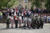 Mnóstwo kielczan i mundurowych przed Pałacem Biskupów Krakowskich [ZDJĘCIA]