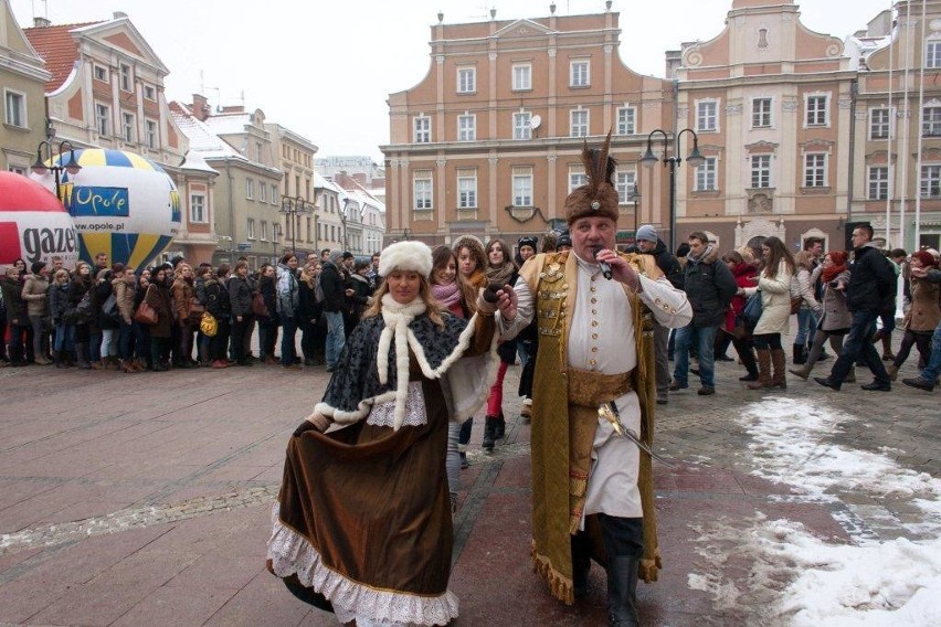 Polonez maturzystów na rynku w Opolu [video]