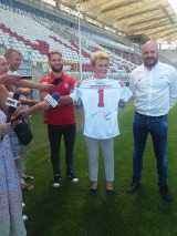 Rugby. Prezydent Hanna Zdanowska z koszulką numer 1 przed mistrzostwami Europy