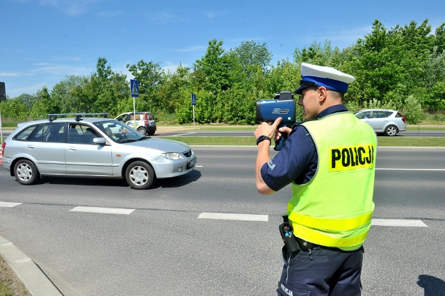 Prawo jazdy. Czy policjant może odebrać prawo jazdy podczas kontroli? |  Motofakty