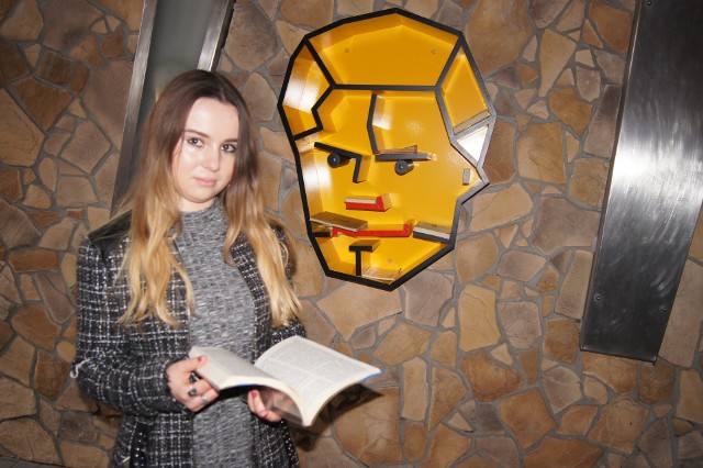 Beata Szczepańska uważa, że zamontowanie półek na książki  w kształcie głów to bardzo ciekawa inicjatywa miejskiej biblioteki