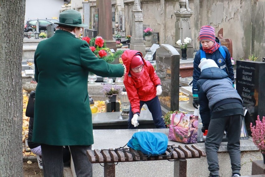 Porządki na cmentarzach. Znacznie droższe znicze i kwiaty