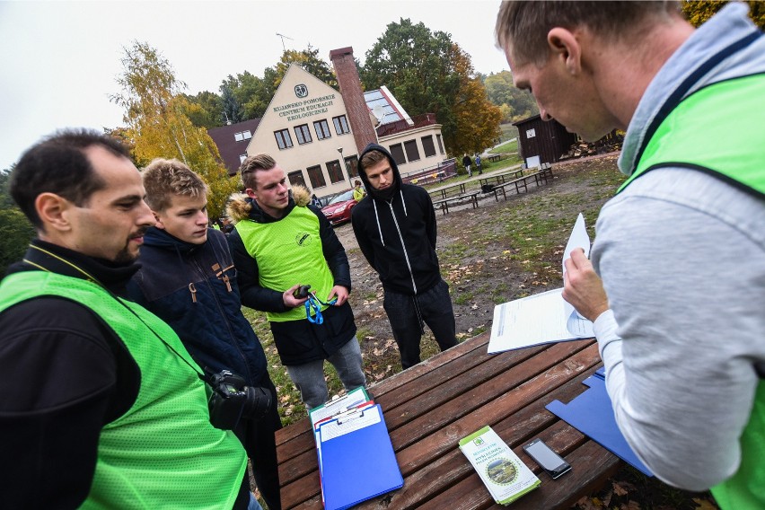 Geocaching to gra terenowa, polegająca na odnajdywaniu...