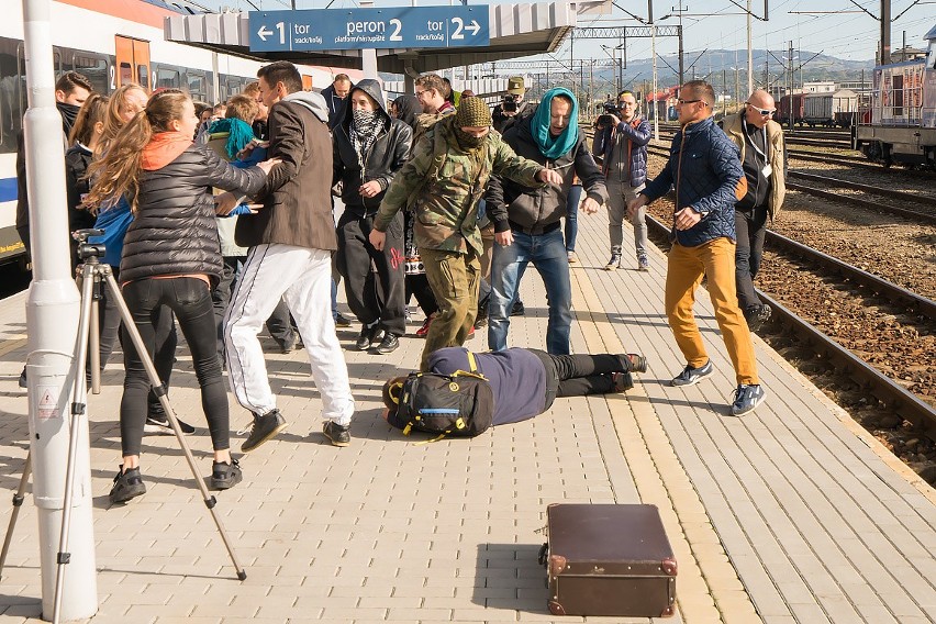 Atak terrorystyczny na dworzec kolejowy. Służby ćwiczyły w Sączu  [ZDJĘCIA]