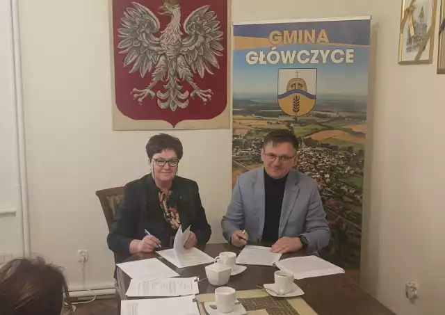 Podpisanie umowy: Danuta May, wójt Gminy Główczyce i Robert Malik, prezes firmy Newater.