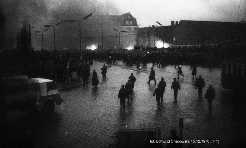 Gdańsk, 15 grudnia 1970 r. Zdjęcie wykonane z betonowego...
