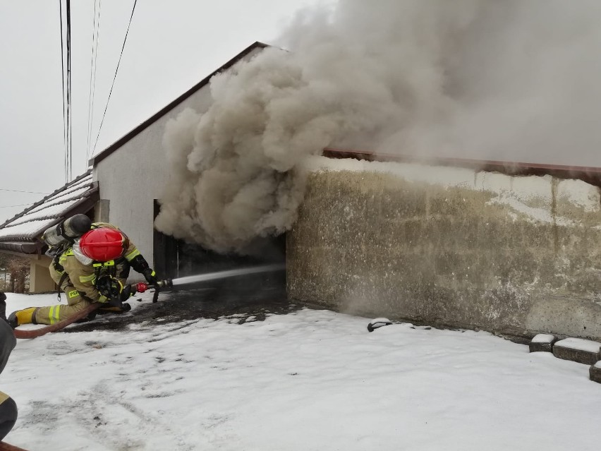 W Rzeszowie na ul. Słocińskiej doszło do pożaru garażu i budynku gospodarczego [ZDJĘCIA]