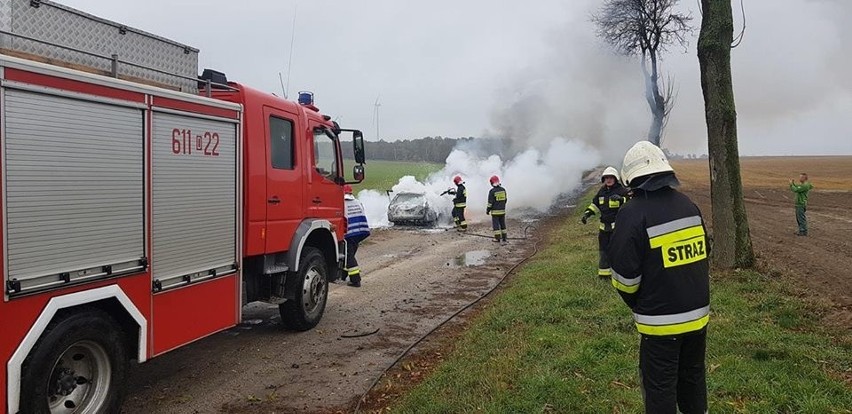 Pożar samochodu osobowego przy autostradzie A4 [ZDJĘCIA]