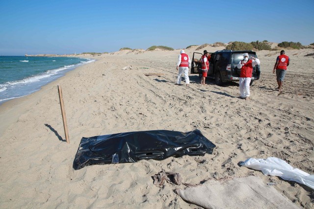 Ciała imigrantów na plaży w Al-Chums