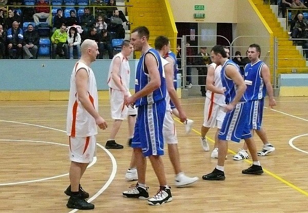 W środę o godzinie 17.30 koszykarze UMKS ponownie zagrają z Basketem Kraków. Tym razem w Kielcach.
