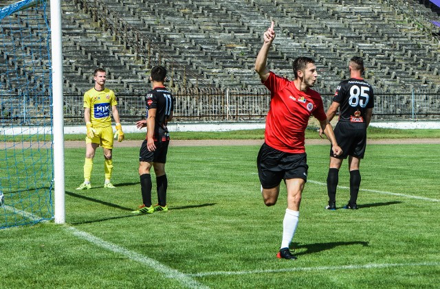 Piłkarze Chemika pokonali na własnym boisku Polonię 4:1 (1:1) w IV-ligowych derbach Bydgoszczy. Bohaterem gospodarzy był Radosław Mik, który popisał się hat-trickiem. Czwarte trafienie dla Chemika było dziełem Macieja Kota. Gola dla polonistów (na 1:1) strzelił Patryk Podolski. Chemik jest liderem tabeli. Mecz wzbudził spore zainteresowanie publiczności; na trybunach zasiedli m.in. Rafał Bruski, prezydent miasta, Eugeniusz Nowak, wiceprezes PZPN i szef Kujawsko-Pomorskiego ZPN oraz młodzi piłkarze Gedanii Gdańsk, którzy przebywają nad Brdą na zgrupowaniu. Widzów było tak dużo, że już w przerwie skończyła się darmowa lemoniada, którą organizatorzy przygotowali dla sympatyków futbolu. Zobaczcie zdjęcia ze stadionu przy ulicy Glinki >>>