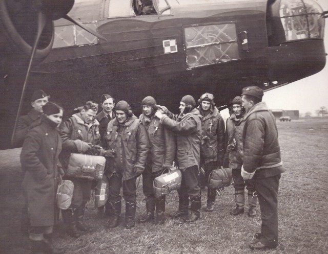 Przed lotem bojowym. Dywizjon, w którym służyli Marian Sztul i Feliks Jezierski, brał udział w bombardowaniu m.in. Hamburga, Bremen i Berlina