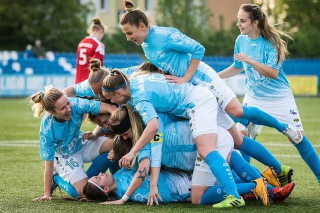 Tak cieszyły się dziewczyny z KKP Bydgoszcz po golu Anny Lewandowskiej.