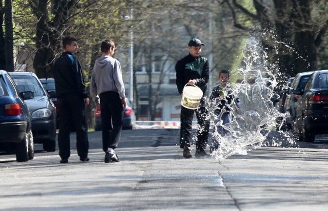 Śmigus dyngus już dzisiaj. Zobacz najlepsze memy --->